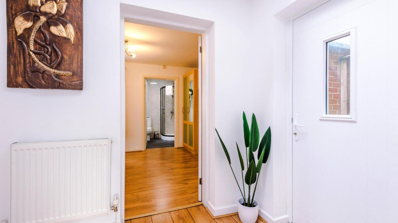 Newhall Road - 4 Bedroom Chester Home - Parking Wervin Екстериор снимка