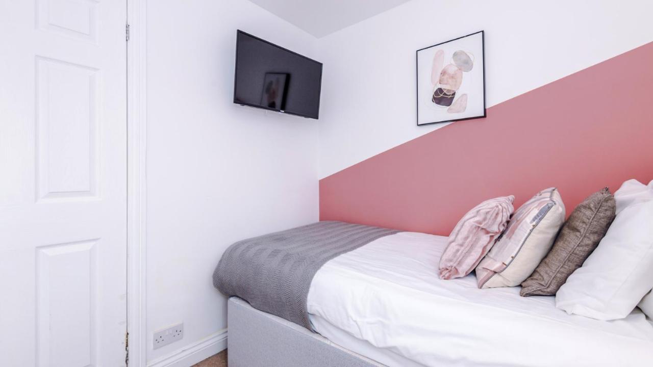 Newhall Road - 4 Bedroom Chester Home - Parking Wervin Екстериор снимка
