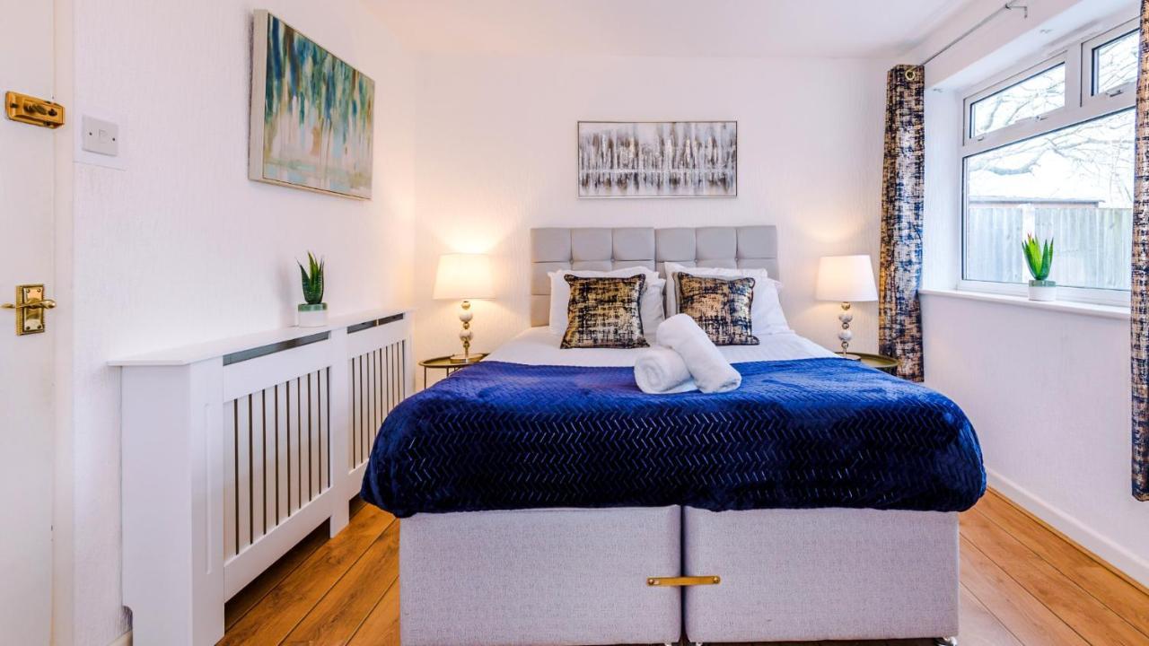 Newhall Road - 4 Bedroom Chester Home - Parking Wervin Екстериор снимка