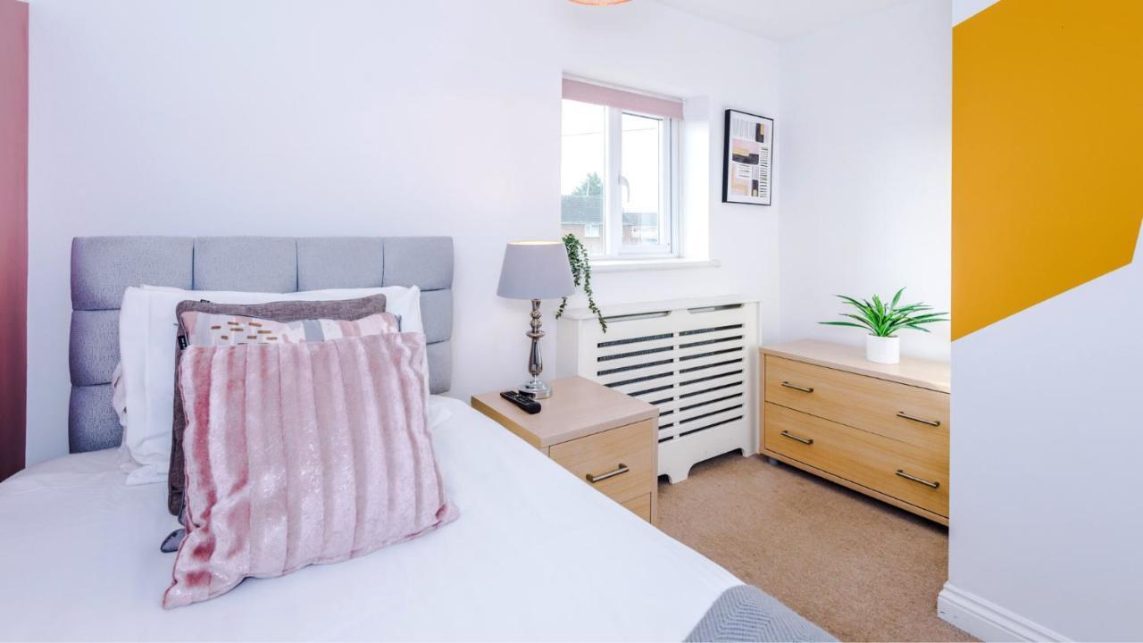 Newhall Road - 4 Bedroom Chester Home - Parking Wervin Екстериор снимка