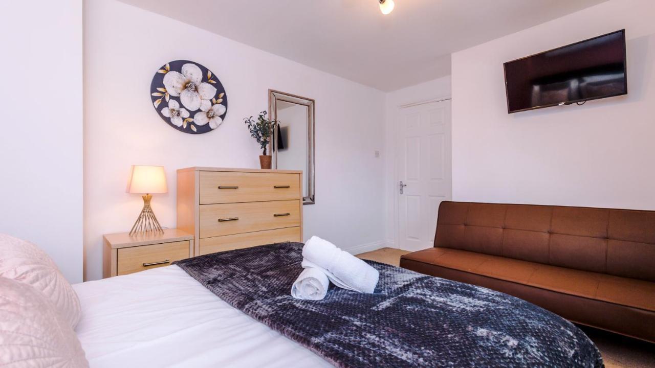 Newhall Road - 4 Bedroom Chester Home - Parking Wervin Екстериор снимка