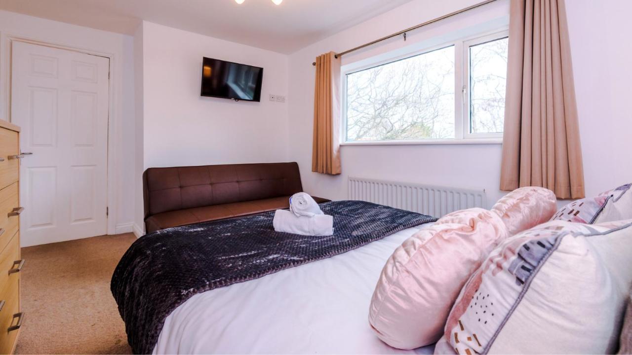 Newhall Road - 4 Bedroom Chester Home - Parking Wervin Екстериор снимка
