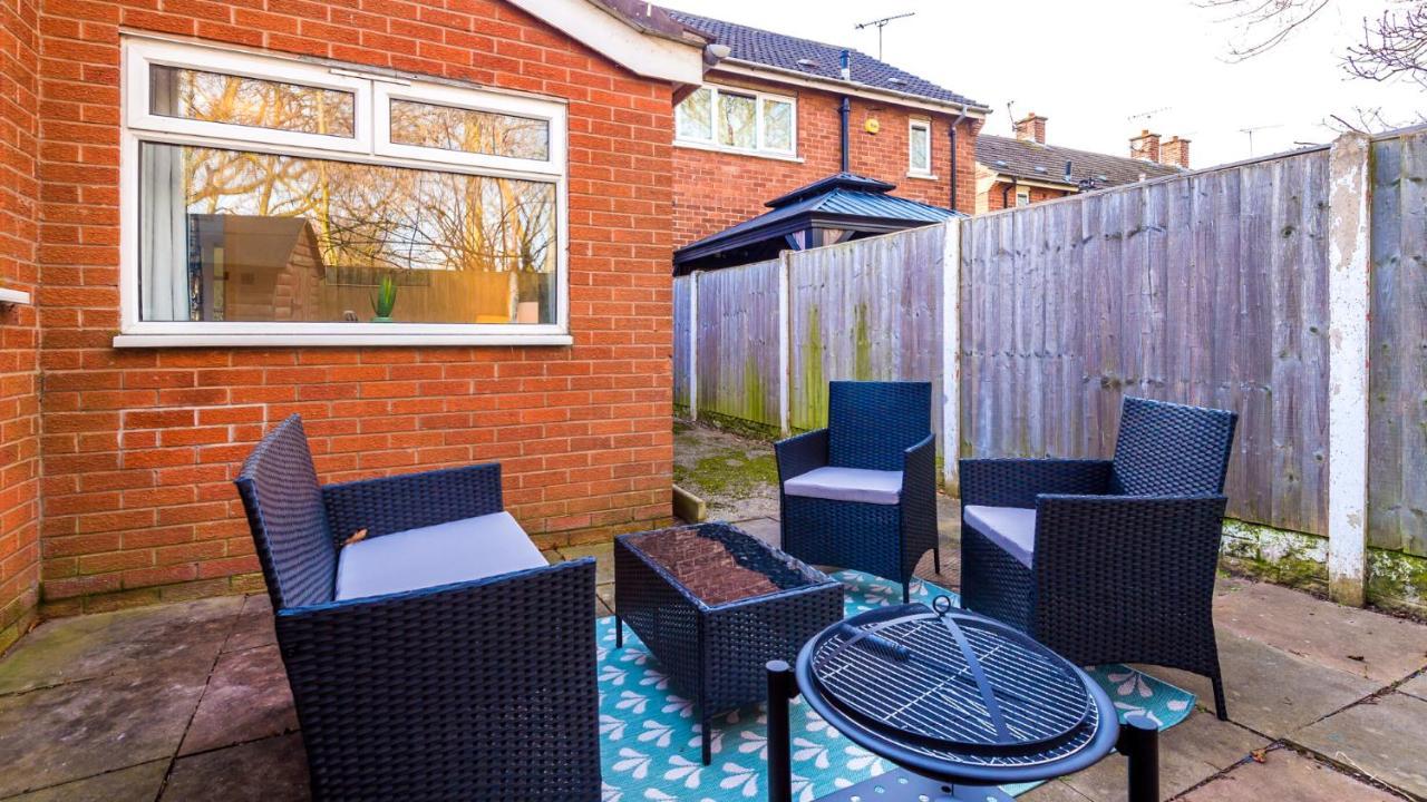 Newhall Road - 4 Bedroom Chester Home - Parking Wervin Екстериор снимка
