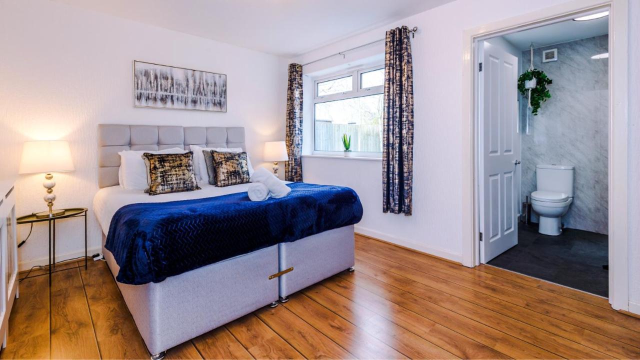 Newhall Road - 4 Bedroom Chester Home - Parking Wervin Екстериор снимка